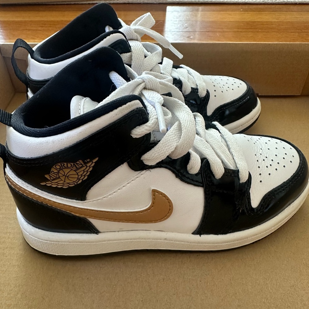 Kids Nike Air Jordan 1 Mid SE (PS) Black, white, metallic gold shoes, size 12C